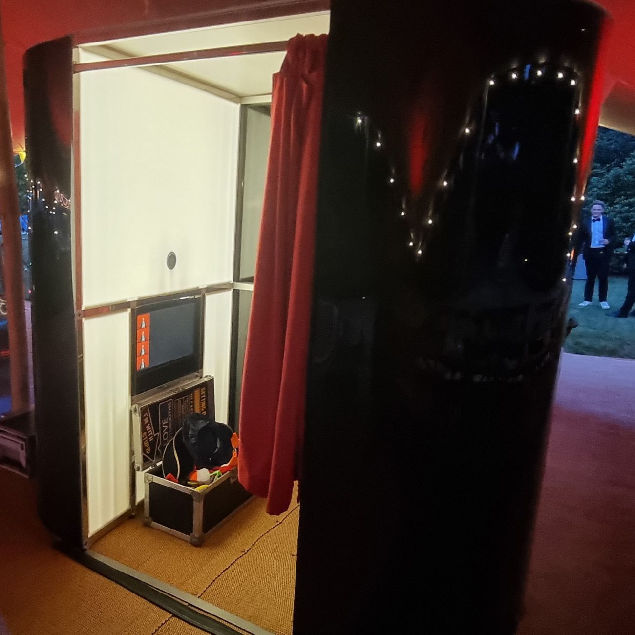 Oval Enclosed Photo Booth Black Finish